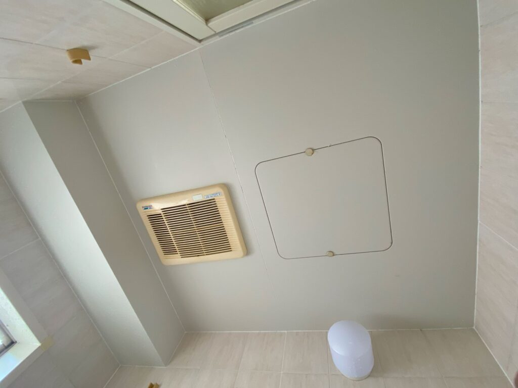 千葉県や東京都を中心に関東でプロによるお風呂掃除（浴室クリーニング）を行っている業者です。お風呂掃除後の浴室の天井キレイになりました。