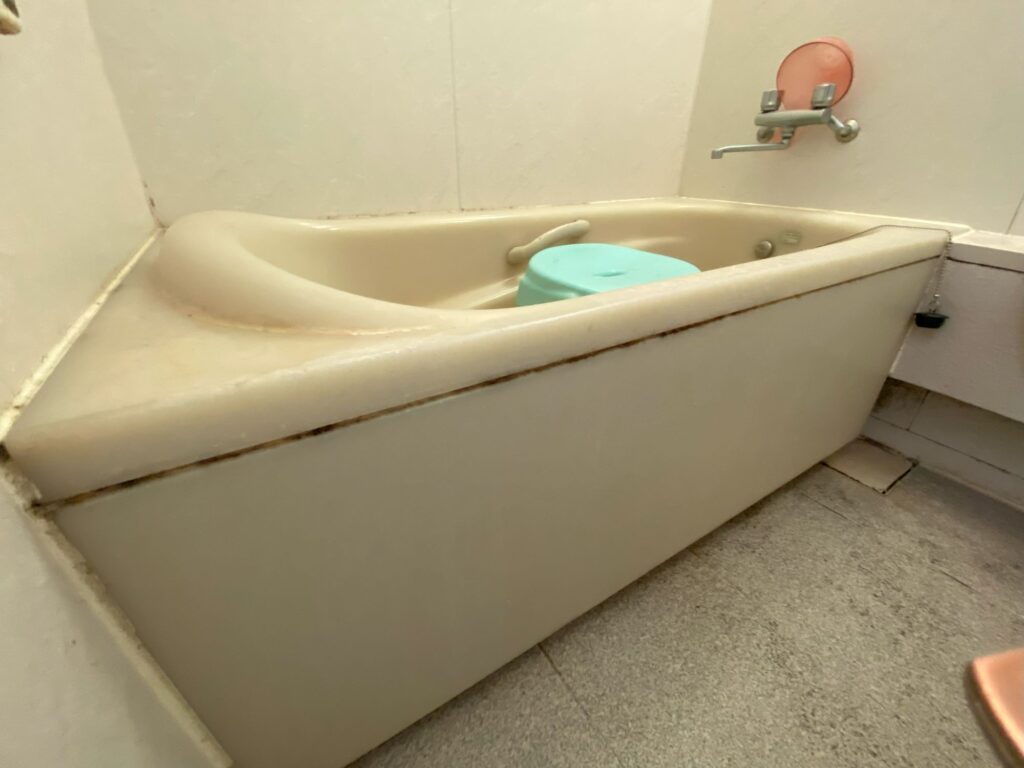 千葉県や東京都を中心に関東でプロによるお風呂掃除（浴室クリーニング）を行っている業者です。カビが生えているお風呂の床や壁、浴槽も洗浄します