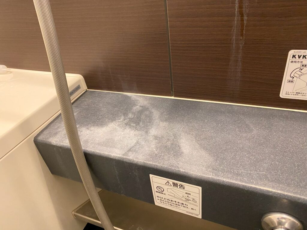 千葉県や東京都を中心に関東でプロによるお風呂釜（追い焚き配管）洗浄を行っている業者です。配管内の汚れをかき出しています